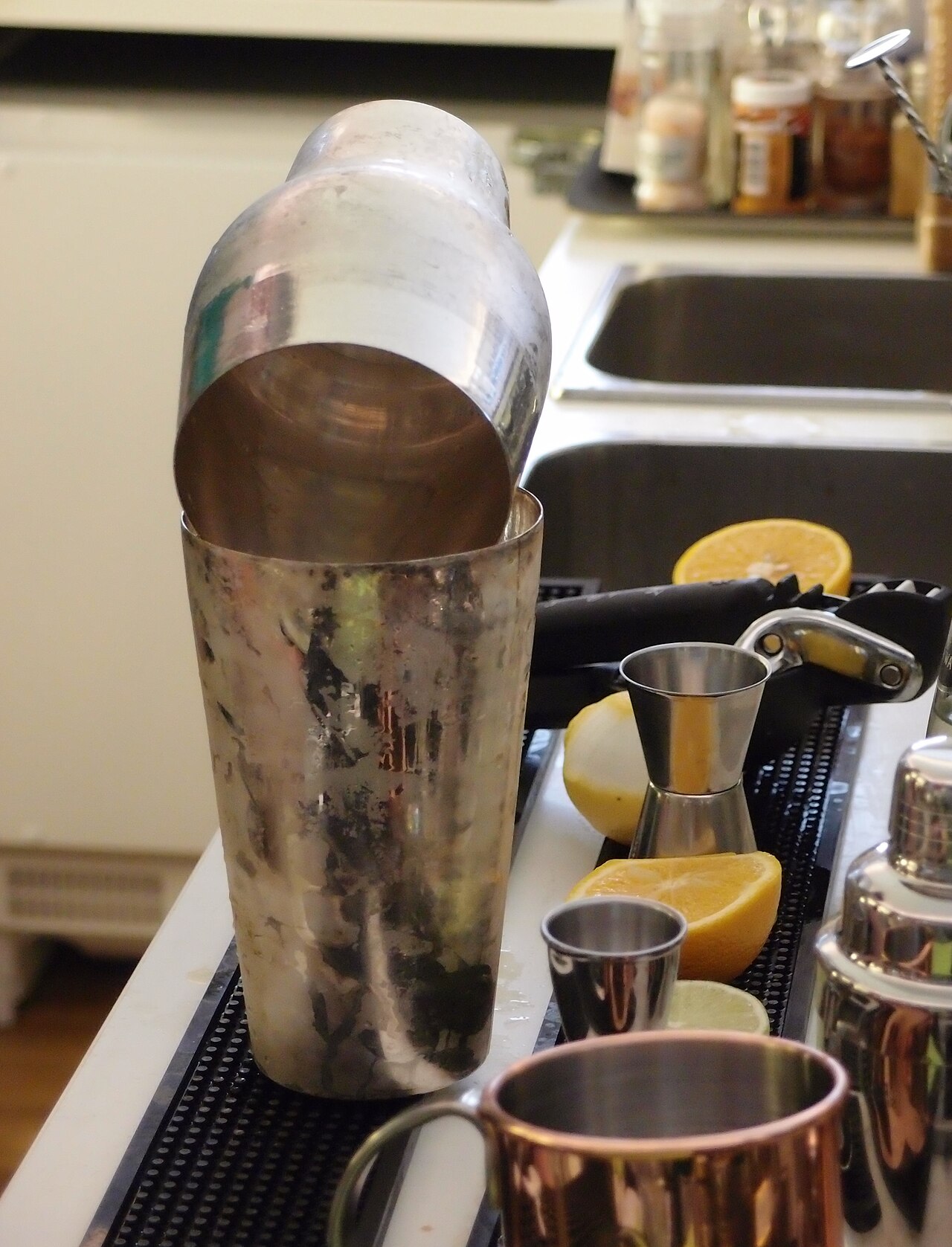 O Shaker: A Ferramenta que Mudou o Bar — Boston vs Cobbler e a Física da Diluição