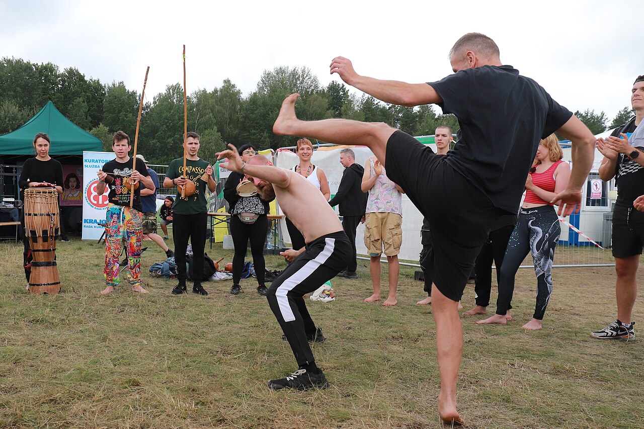 Meia-Lua de Compasso — O Golpe Mais Bonito da Capoeira