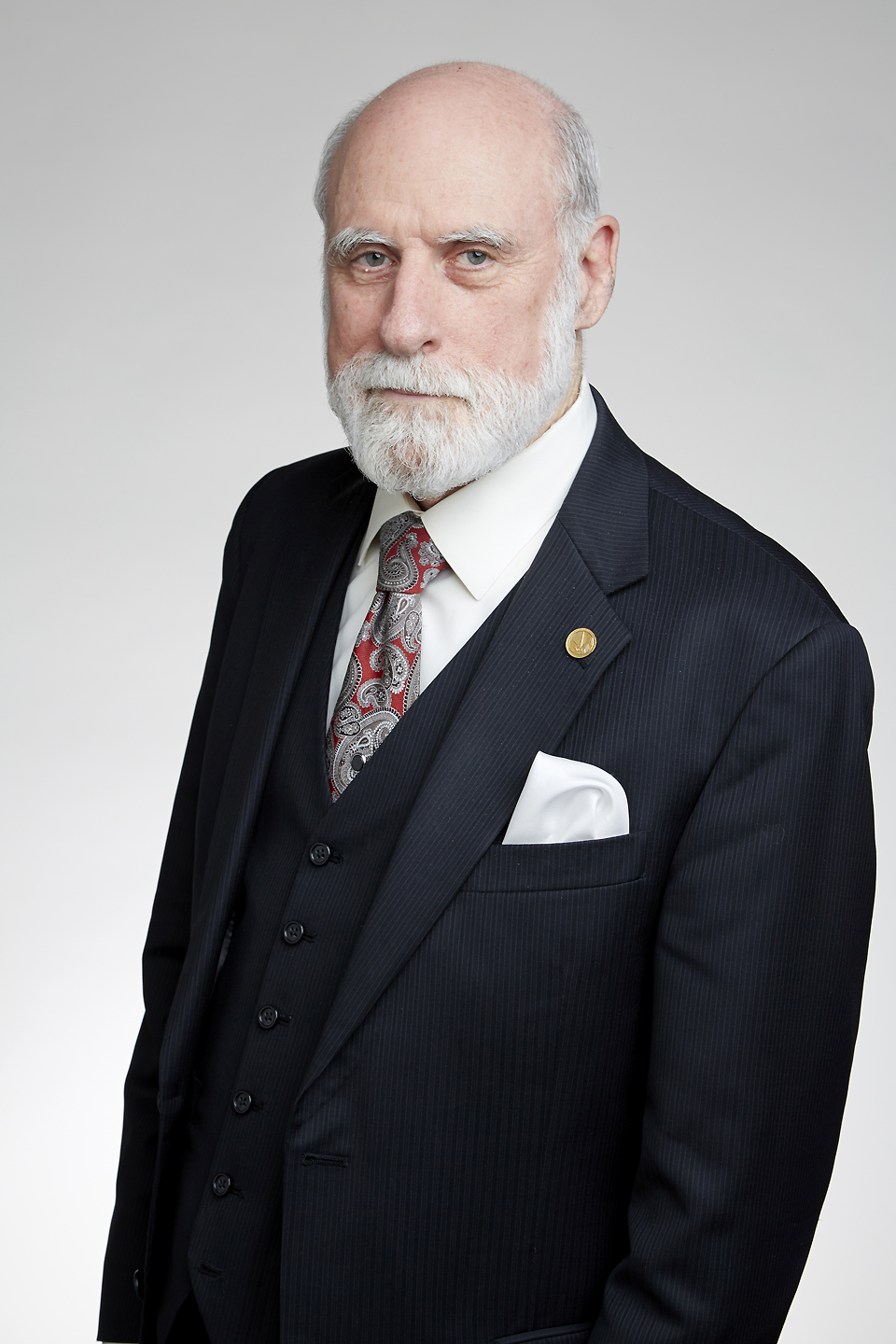 Vint Cerf: o pai da internet que ainda está construindo o futuro aos 83 anos