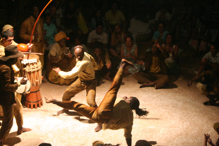 Mestre Suassuna e o Cordão de Ouro — A Capoeira Que Rodou o Mundo