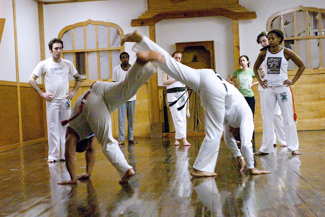 Meia-Lua de Compasso — O Golpe Mais Bonito da Capoeira