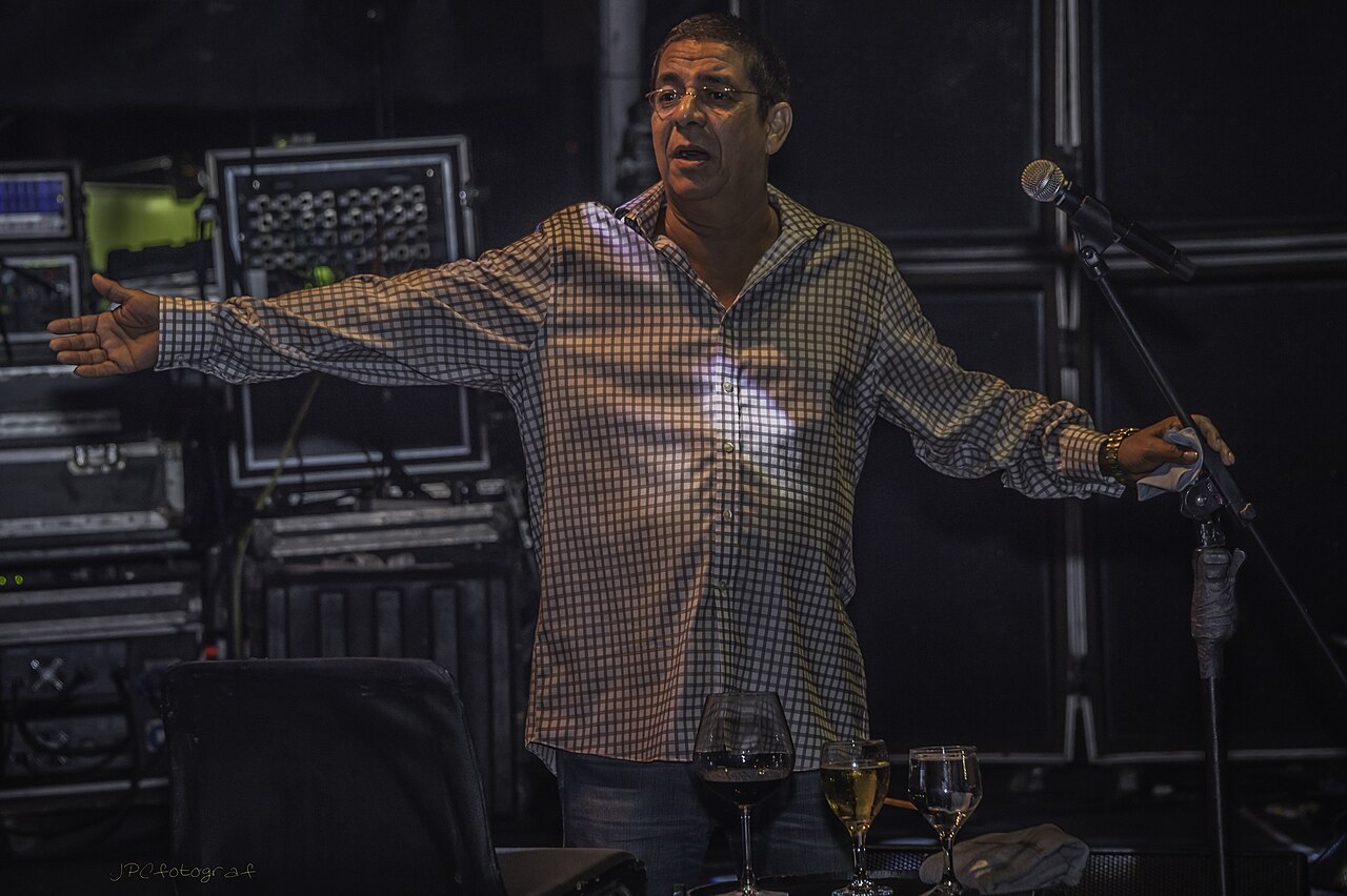 Do Samba ao Pagode — Beth Carvalho, Zeca Pagodinho e a Revolução do Fundo de Quintal
