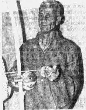 Capoeira — File:Mestre Canjiquinha tocando berimbau.png