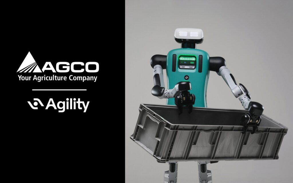 Humanoide Digit, da Agility Robotics, verde-água e cinza, segurando uma caixa plástica cinza, ao lado dos logotipos da AGCO e da Agility