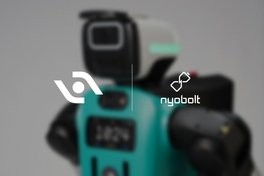 Humanoide Digit desfocado ao fundo, com os logotipos da Agility Robotics e da Nyobolt