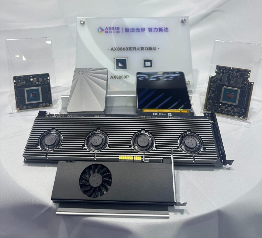Estande da Axera com módulos AX8860P, uma caixa compacta prateada, uma placa PCIe com quatro ventoinhas MaixBlade da Sipeed e outra placa PCIe menor
