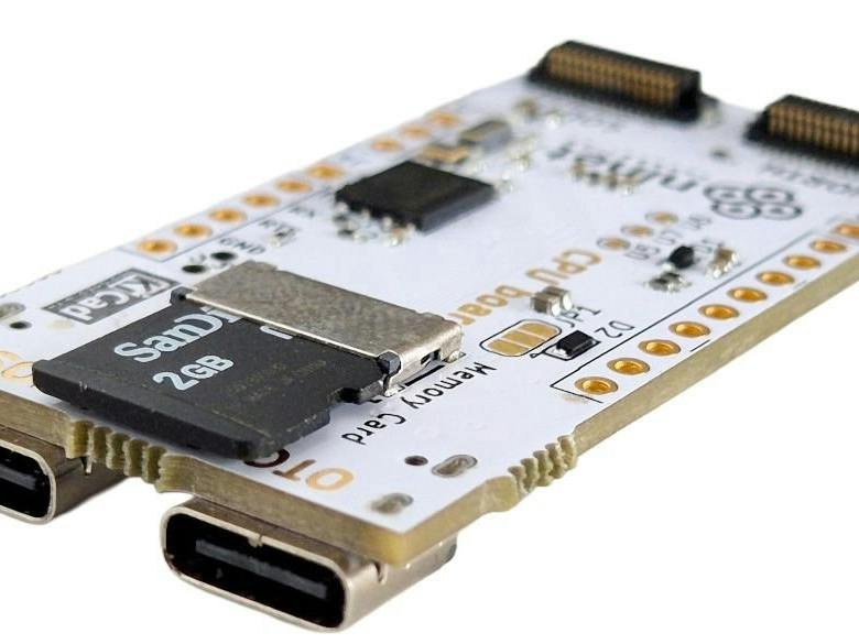Placa de circuito branca da CuprumFlow Graphics com cartão microSD encaixado, duas portas USB-C e conectores de tela