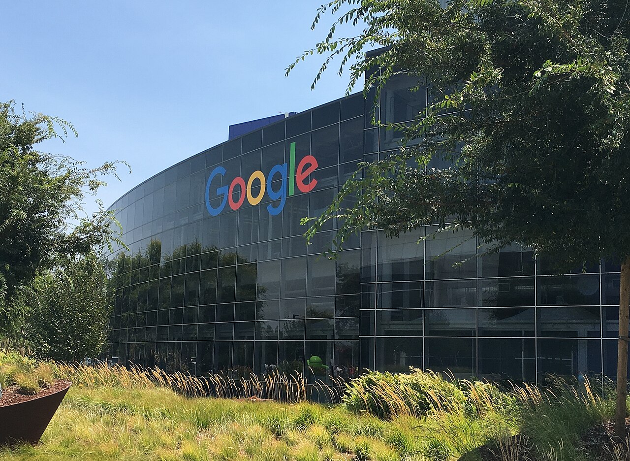 Fachada do Googleplex em Mountain View com o logo Google no vidro
