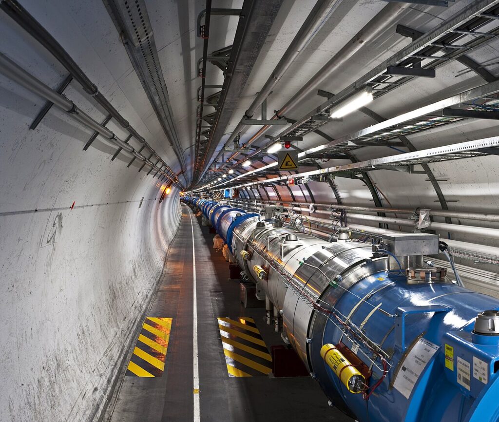 Túnel do LHC no CERN com os ímãs azuis do acelerador
