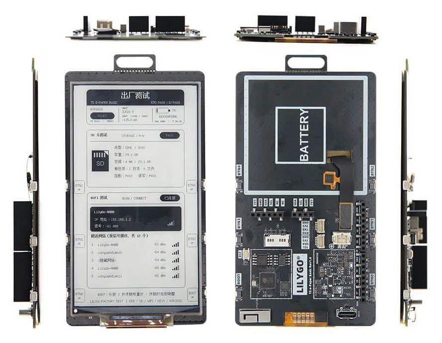 Placa LILYGO T5 e-Paper Basic vista de frente, com a tela e-paper exibindo o teste de fábrica, e de trás, com a área da bateria e os conectores