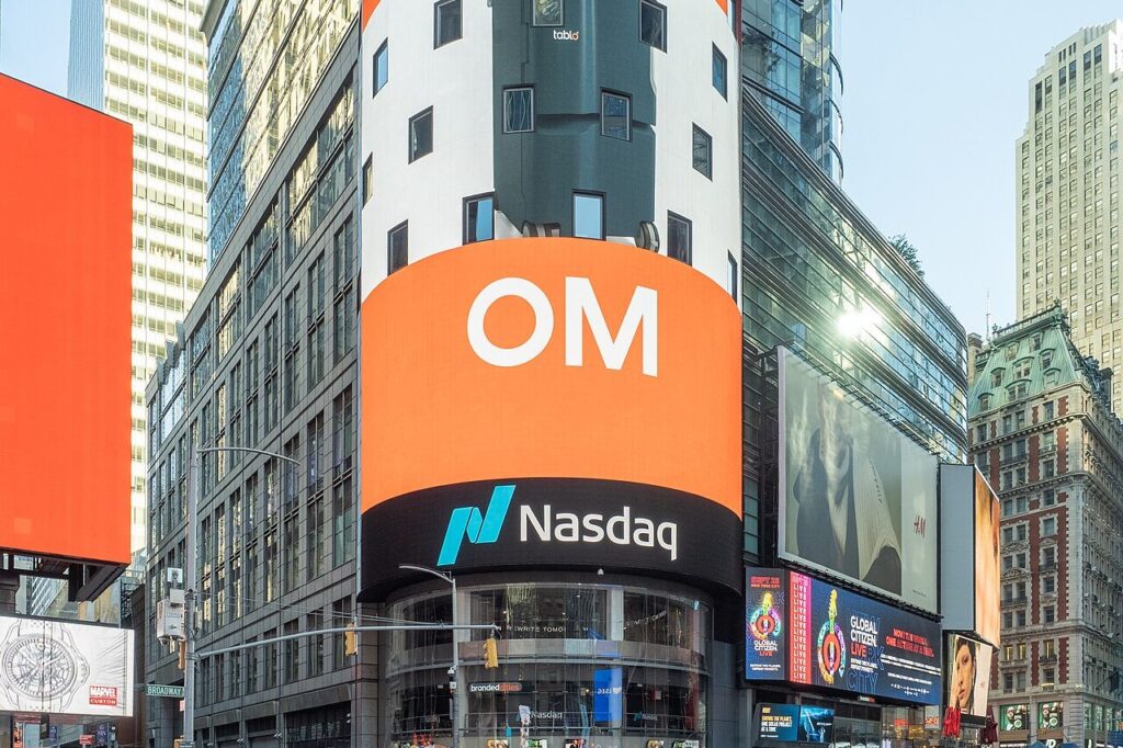 Torre da Nasdaq MarketSite na Times Square, em Nova York, com o logotipo da Nasdaq no telão