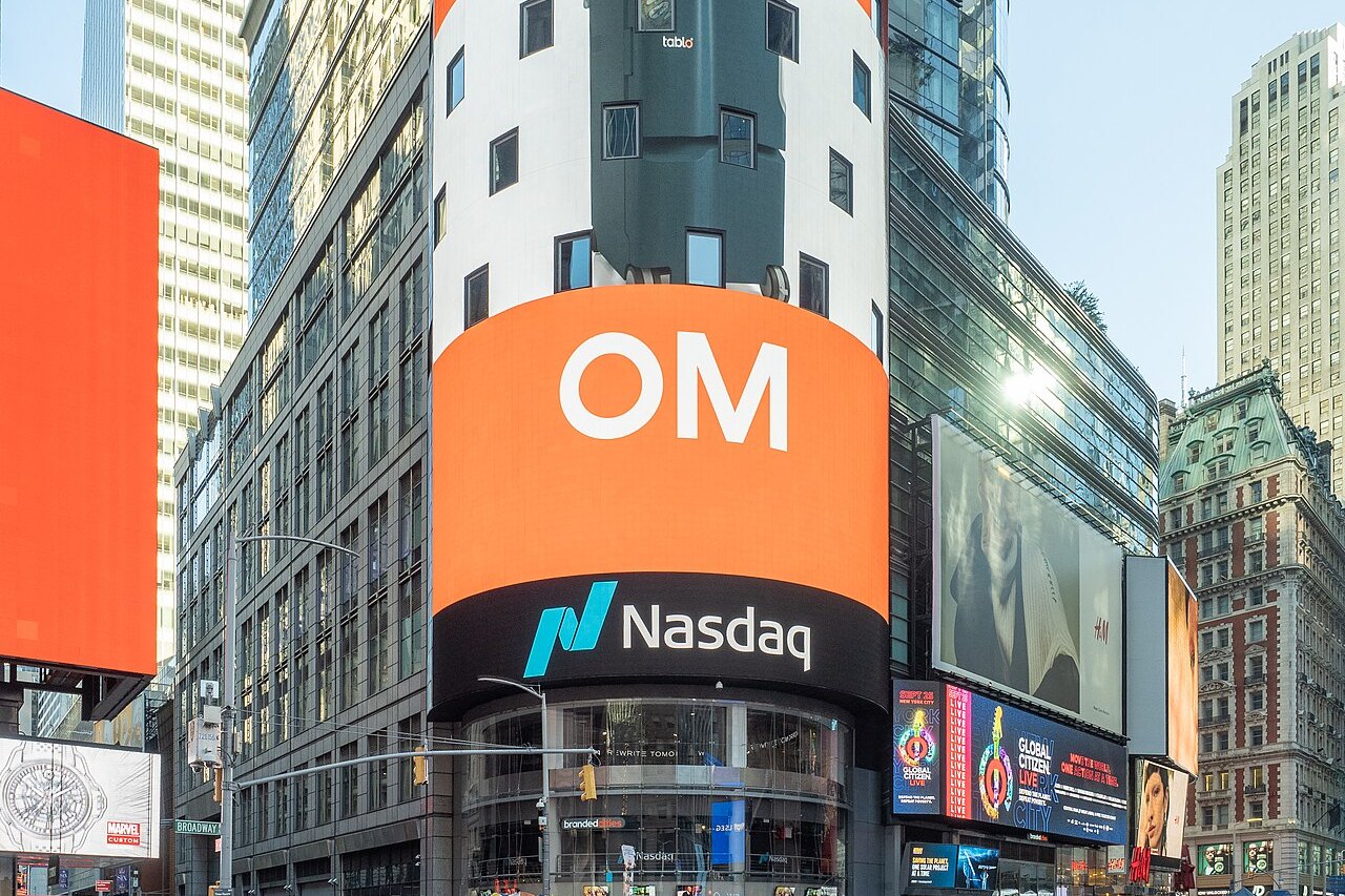 Torre da Nasdaq MarketSite na Times Square, em Nova York, com o logotipo da Nasdaq no telão