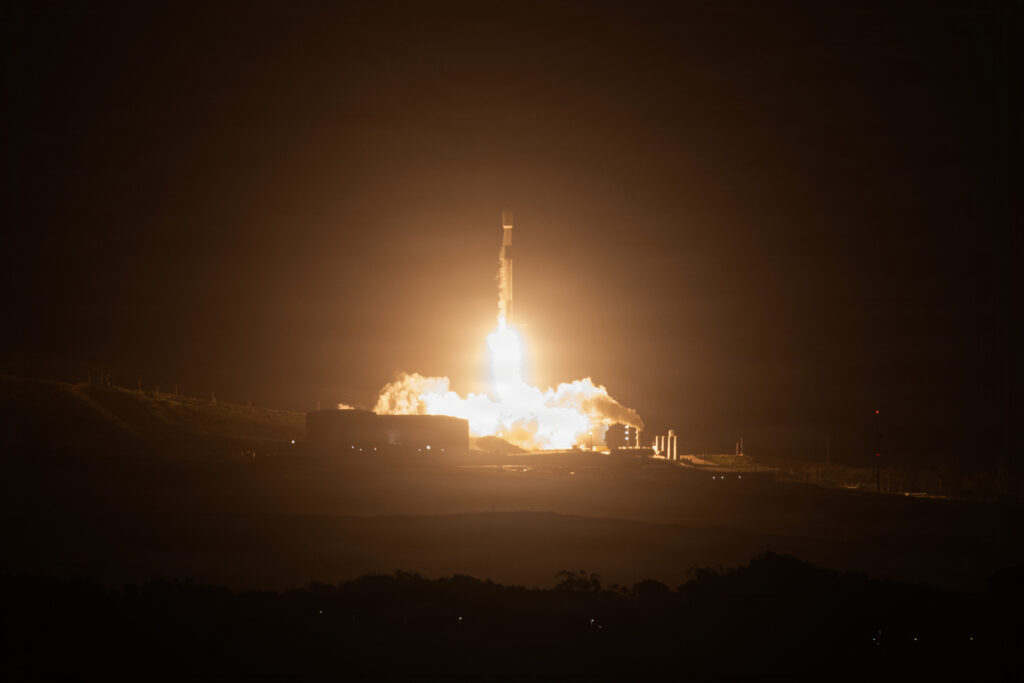 Foguete Falcon 9 decolando à noite da base de Vandenberg