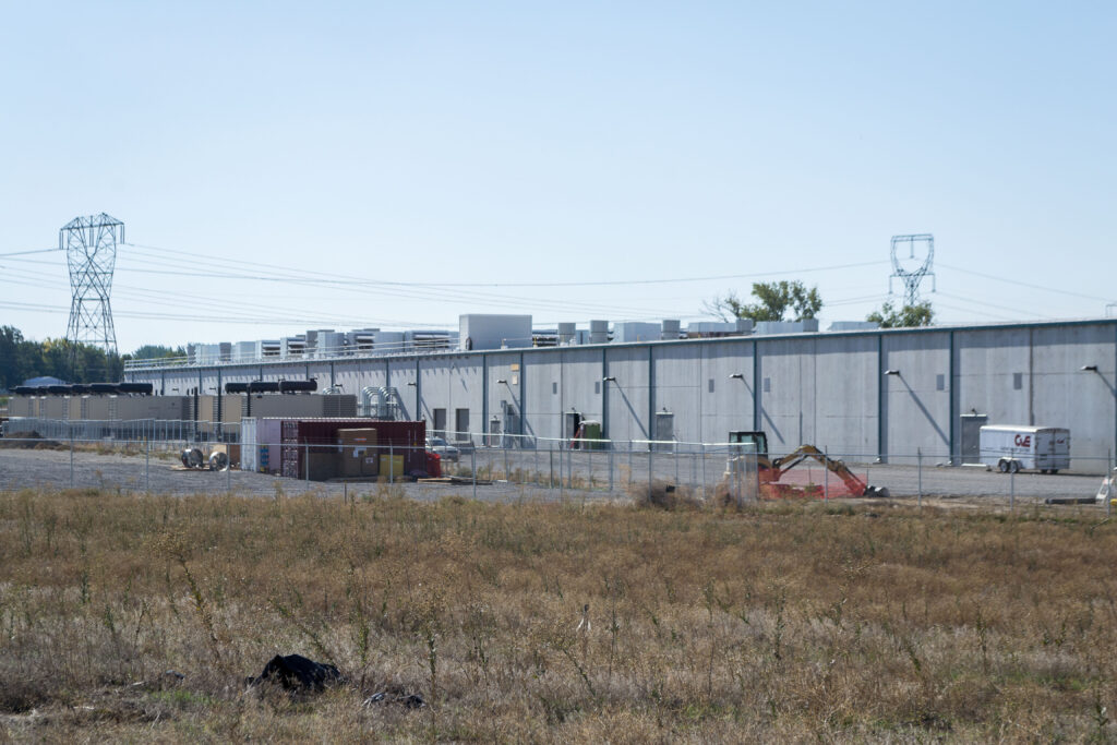 Instalação industrial de data center com equipamentos de refrigeração e linhas de alta tensão