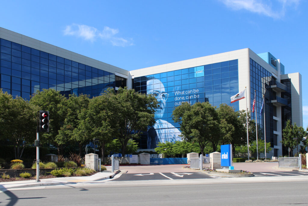 Fachada da sede da Intel em Santa Clara com mural de Gordon Moore