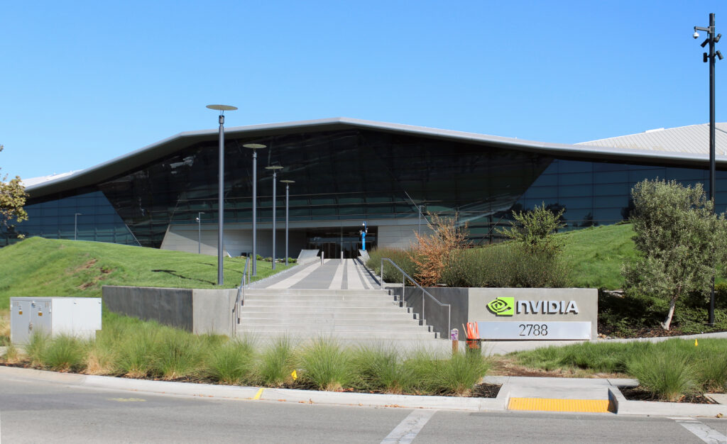 Fachada e placa da sede da Nvidia em Santa Clara, Califórnia
