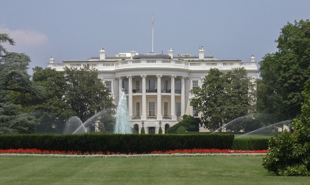 Fachada sul da Casa Branca, em Washington, com chafariz e jardim em primeiro plano