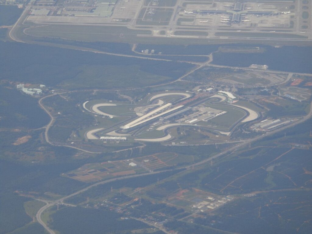 Vista aérea do Circuito Internacional de Sepang, na Malásia, com o aeroporto de Kuala Lumpur ao fundo