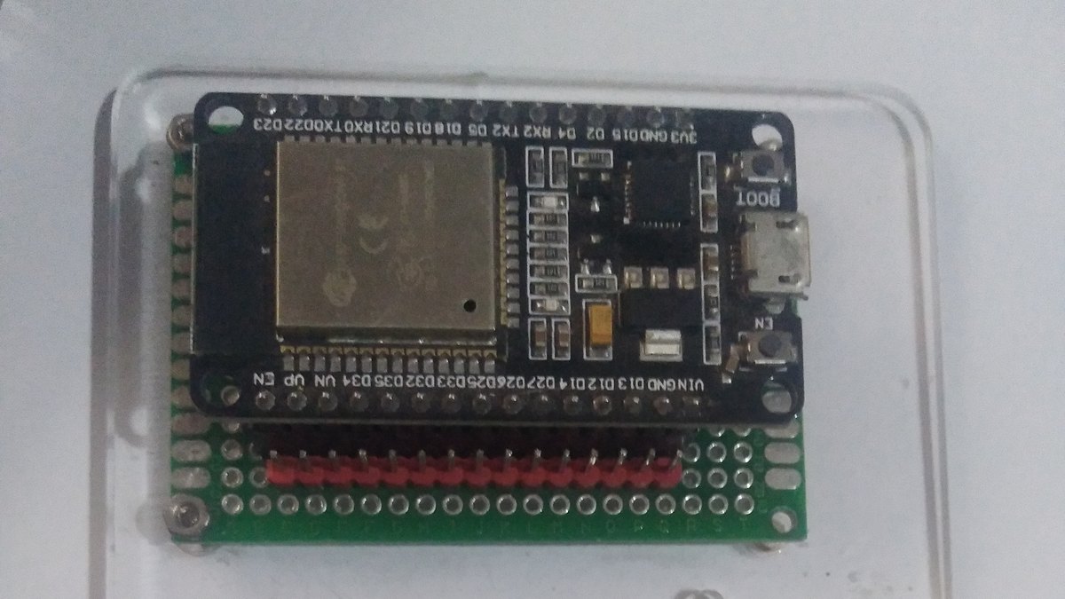 Resumão Tech 04/10/2026: Super Intelligence Force, Altman aceita “coisas ruins”, Google congela bug bounty e ESP32 vira rádio SDR