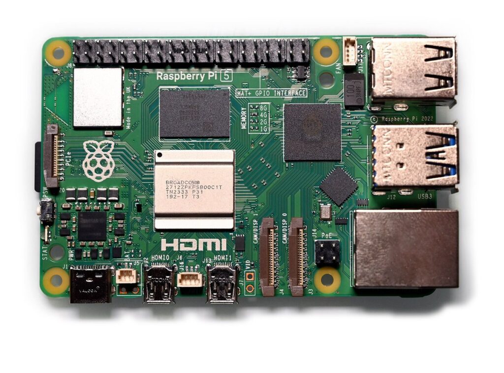Placa Raspberry Pi 5 vista de cima, com conectores GPIO, USB, Ethernet e duas micro-HDMI