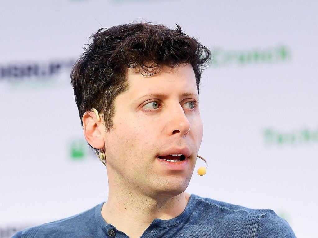 Sam Altman, CEO da OpenAI, falando com microfone de cabeça no TechCrunch Disrupt
