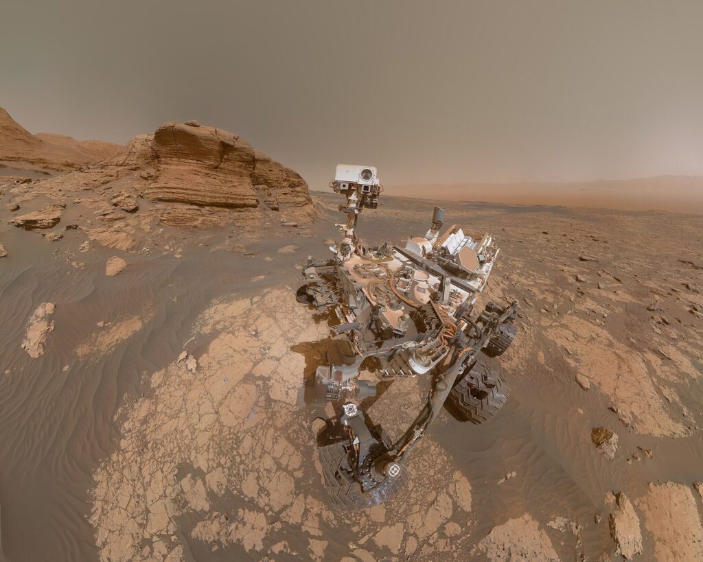 Selfie do rover Curiosity em Marte, ao lado da formação rochosa Mont Mercou, na cratera Gale