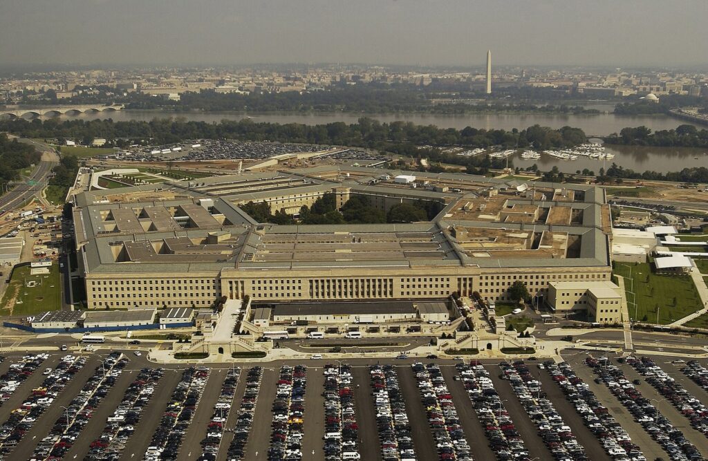 Vista aérea do Pentágono, em Arlington, com o rio Potomac e o Monumento a Washington ao fundo