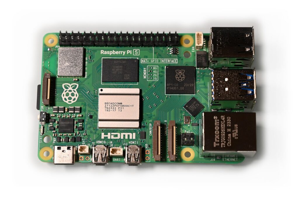 Placa Raspberry Pi 5 vista de cima, com portas USB, Ethernet e duas micro-HDMI