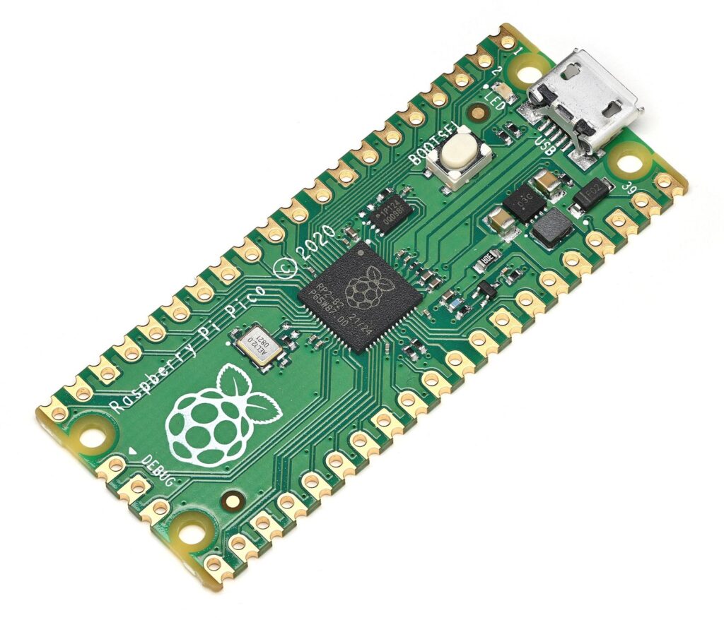 Placa Raspberry Pi Pico verde vista em ângulo, com o microcontrolador RP2040 no centro e conector micro-USB
