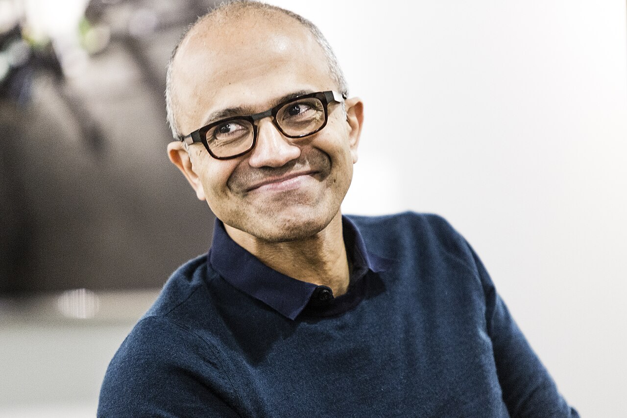 Resumão Tech 10/10/2026: Casa Branca cobra a Anthropic, Nadella pede freio de emergência e Cloudflare compra a Deno