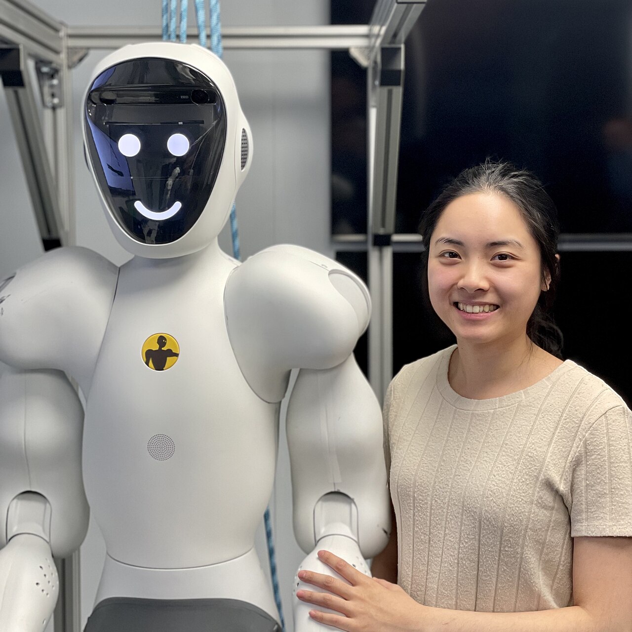 Engenheiro ao lado de um robô humanoide colaborativo