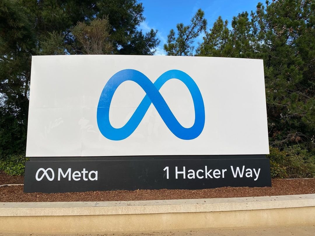 Placa de entrada da sede da Meta em Menlo Park, Califórnia